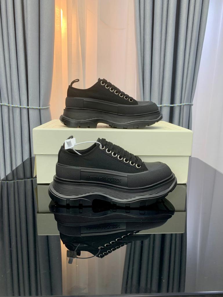 Alexander McQueen Tread Slick Low Lace Up Triple Black - vstockx