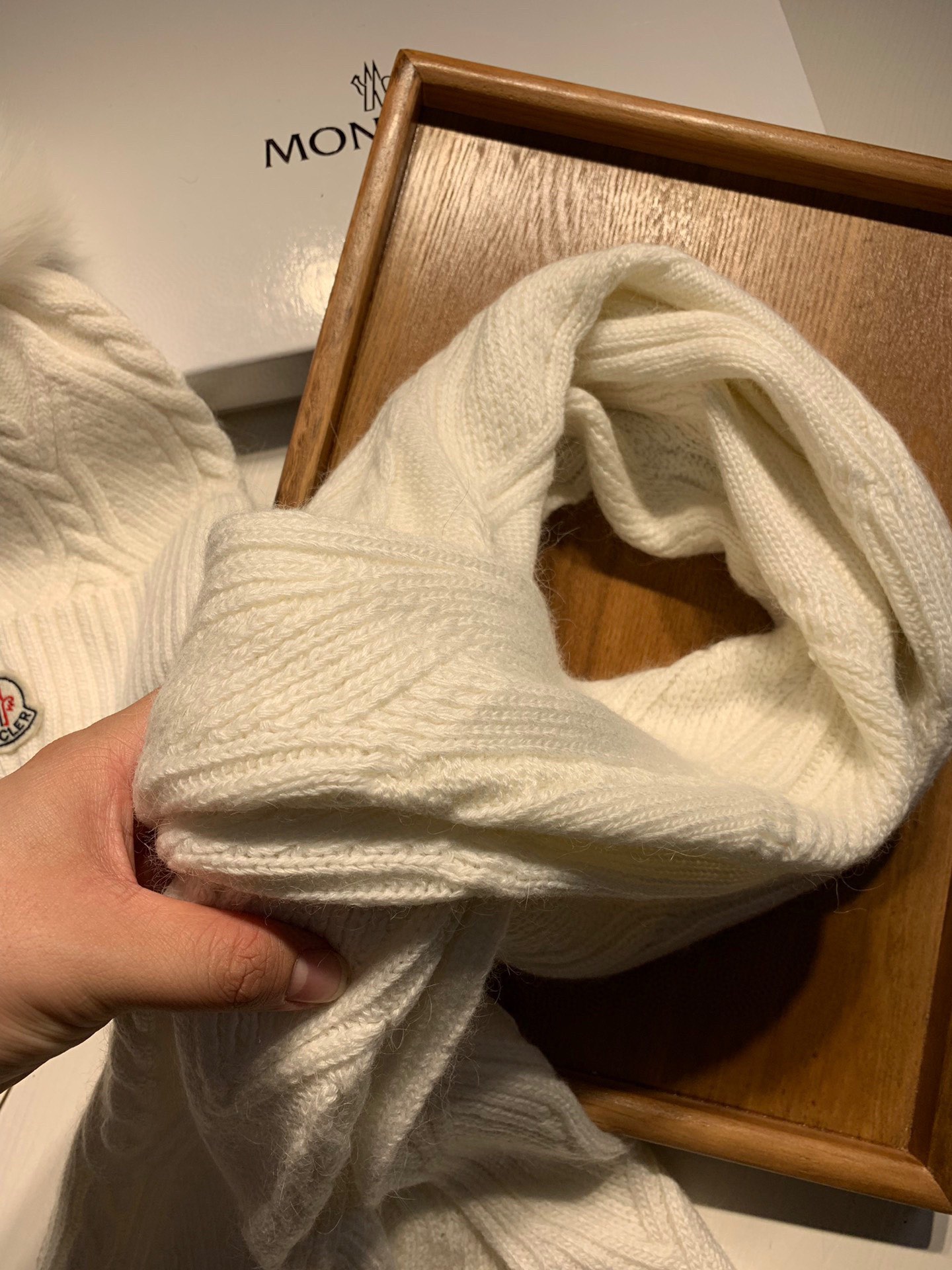 Hat & Scarf Moncler 2 - vstockx