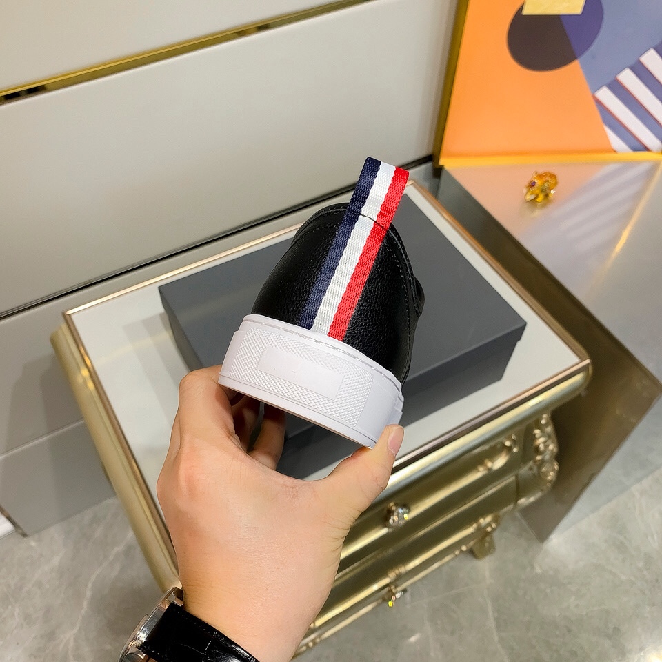 Thom Browne Low Top Sneaker 22 - vstockx