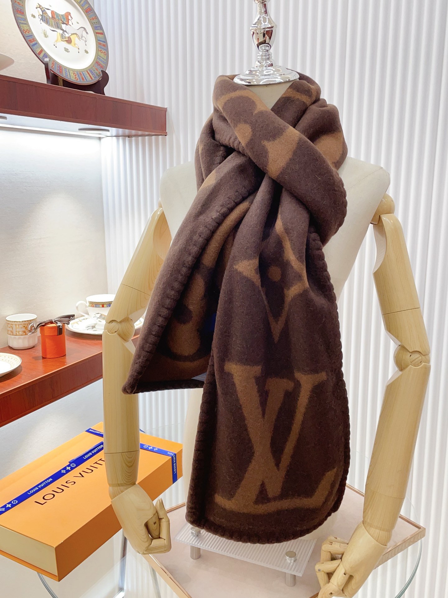 Streetwear Scarf LV 328766 SIZE: 240*26cm - vstockx