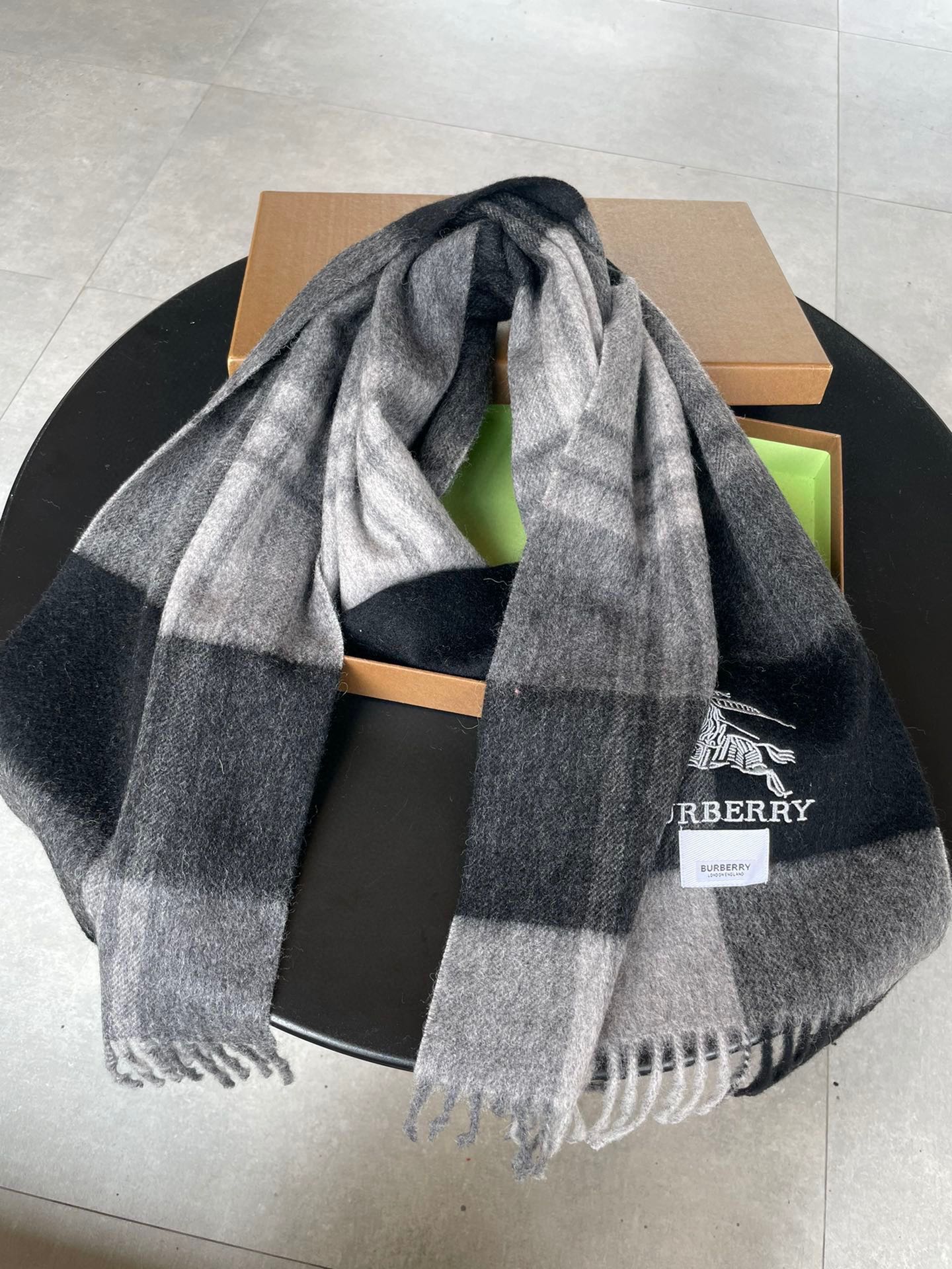Streetwear Scarf Burberry 329093 SIZE:32*192cm - vstockx