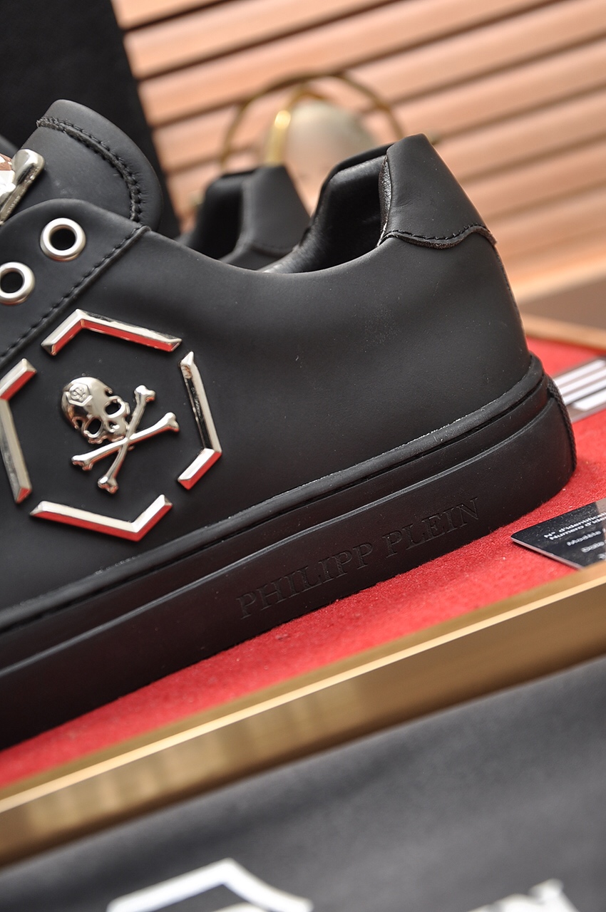 Philipp Plein Low Top Sneakers 12 - vstockx