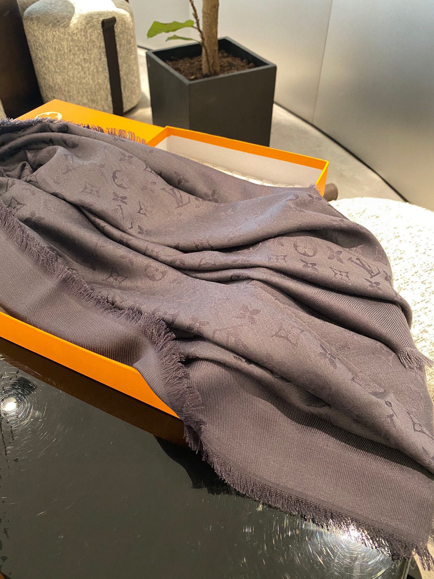 Streetwear Scarf LV 328937 SIZE:140*140cm - vstockx