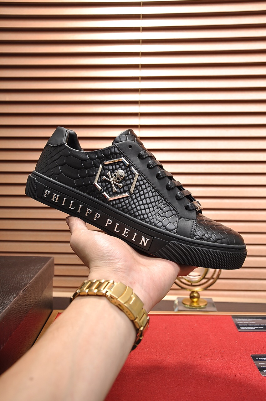 Philipp Plein Low Top Sneakers 16 - vstockx
