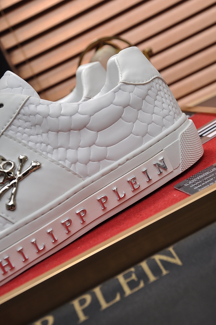 Philipp Plein Low Top Sneakers 17 - vstockx