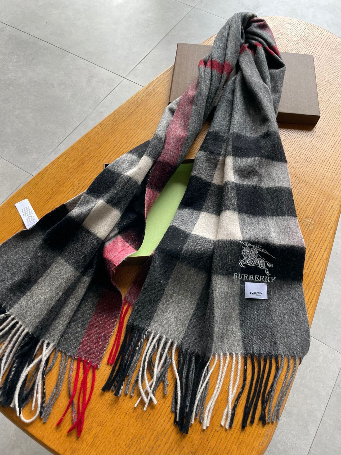 Streetwear Scarf Burberry 329082 size:70*200cm - vstockx