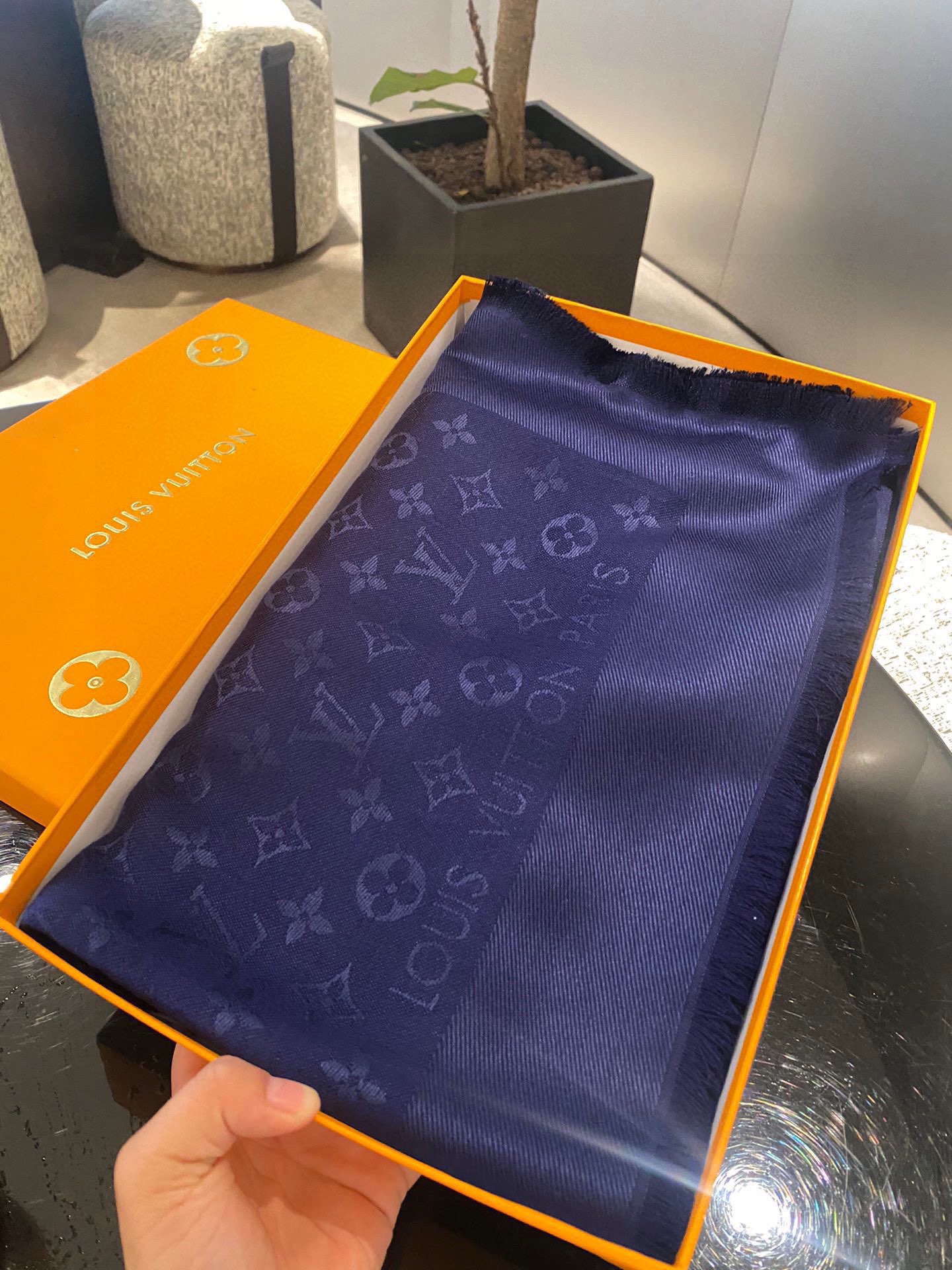 Streetwear Scarf LV 328938 SIZE:140*140cm - vstockx