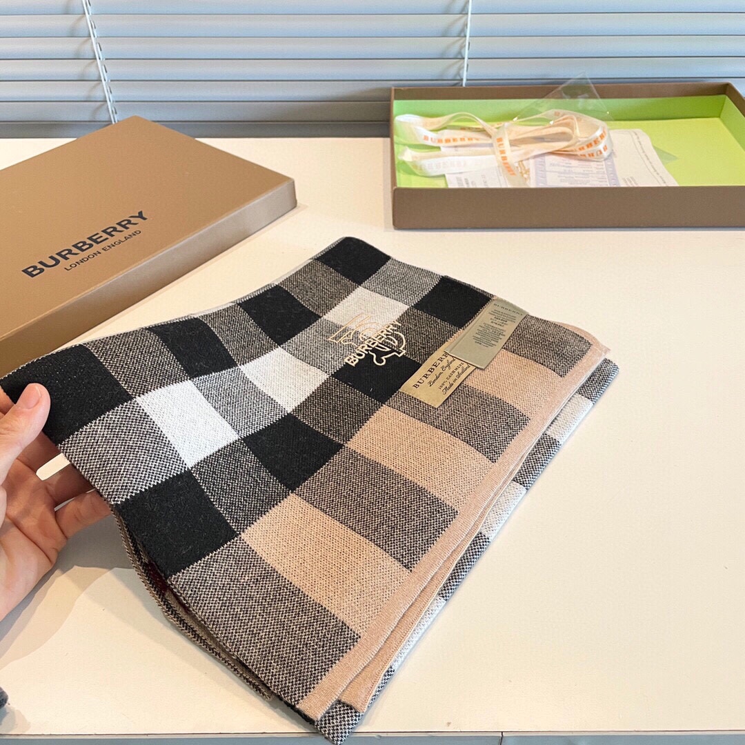 Streetwear Scarf BURBERRY 329076 size:180*35cm - vstockx