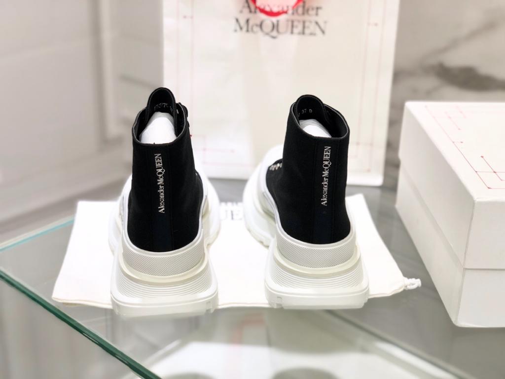 Alexander McQueen Tread Slick Lace Up Boot Black White (W) - vstockx
