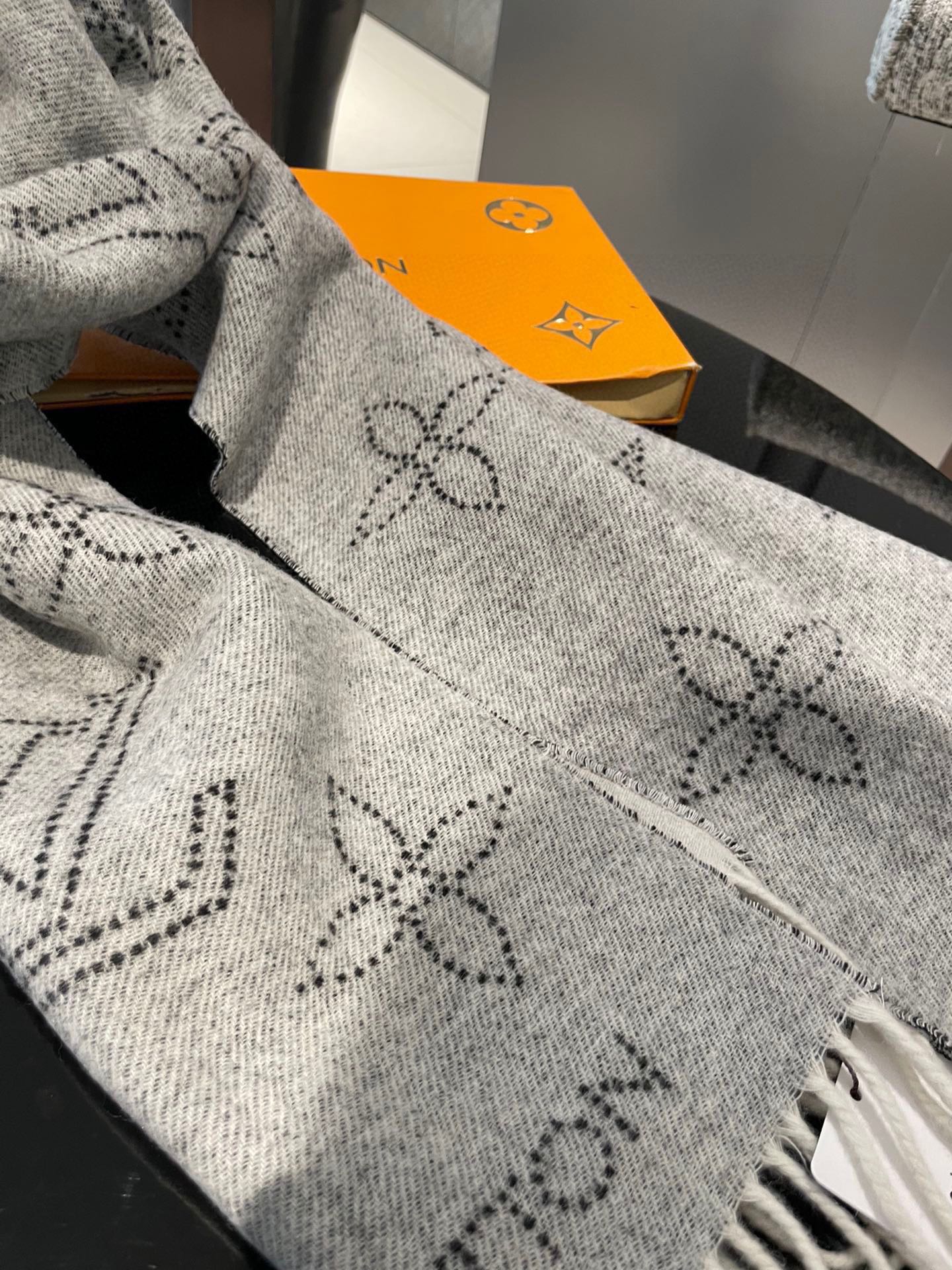 Streetwear Scarf LV 328953 SIZE:35*185cm - vstockx