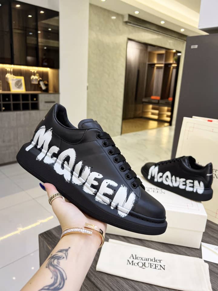 Alexander McQueen Oversized Graffiti Black - vstockx