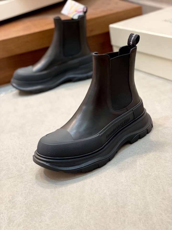 Alexander McQueen Tread Slick Chelsea Boot Leather Triple Black - vstockx