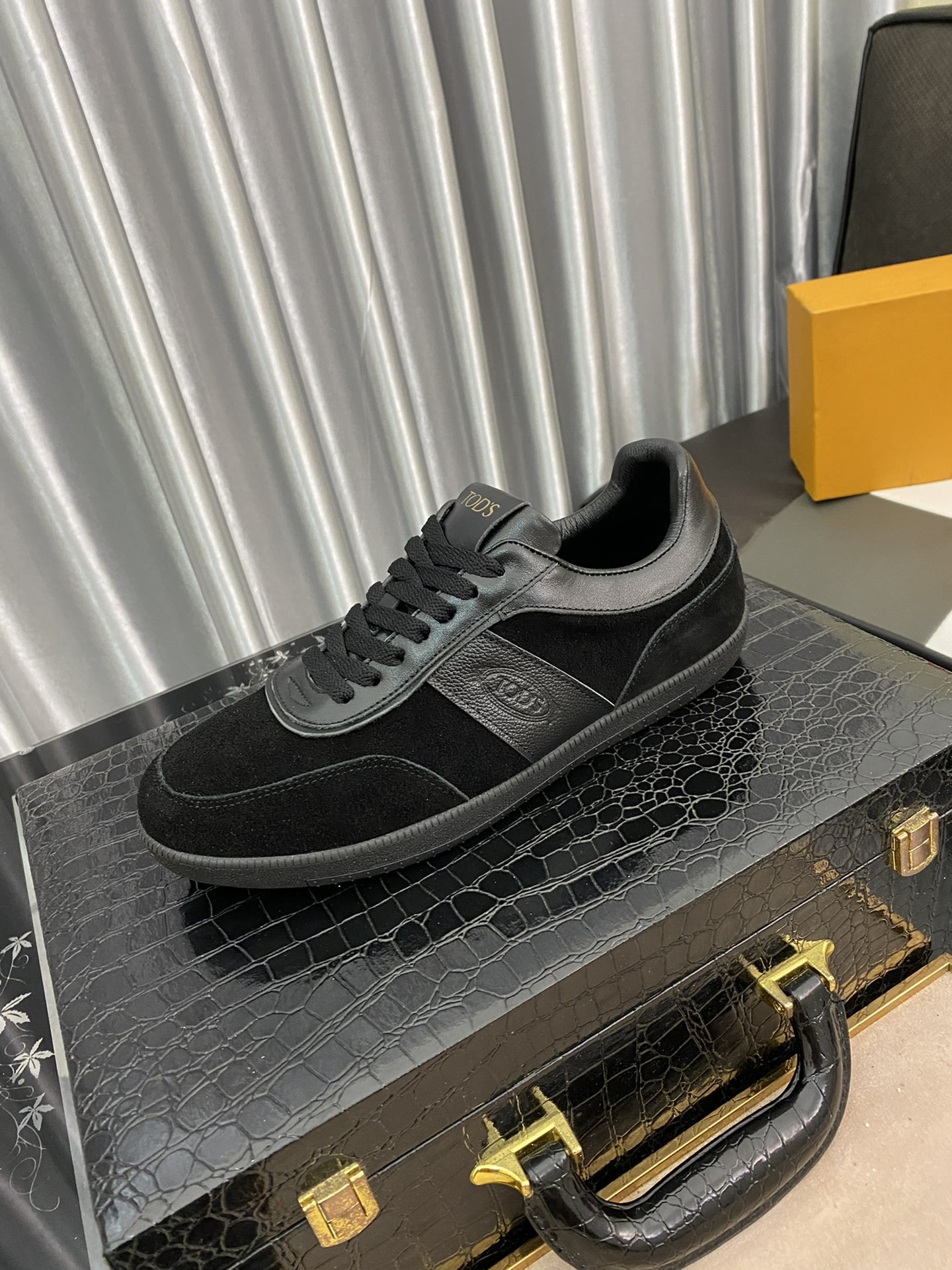 TOD'S Tabs Sneaker 1 - vstockx