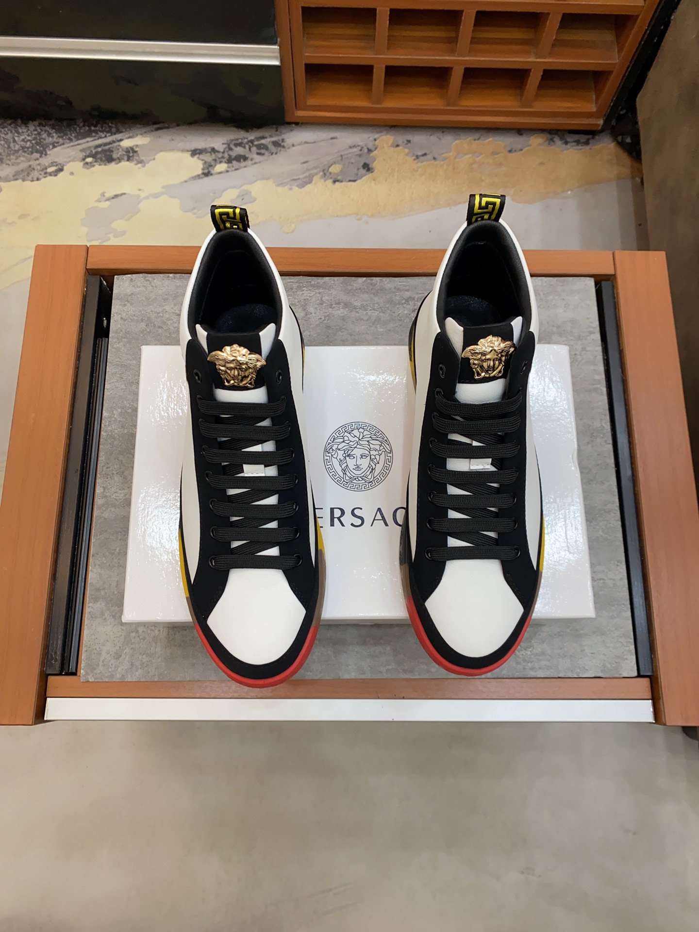 Versace Greca Sneaker 17 - vstockx