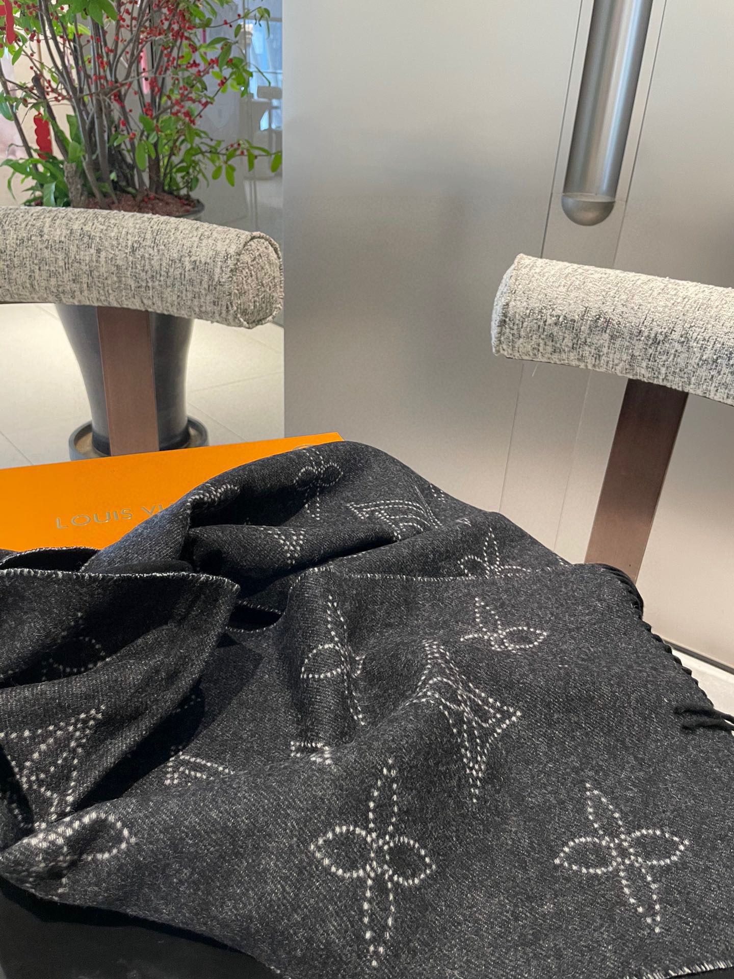 Streetwear Scarf LV 328952 SIZE:35*185cm - vstockx