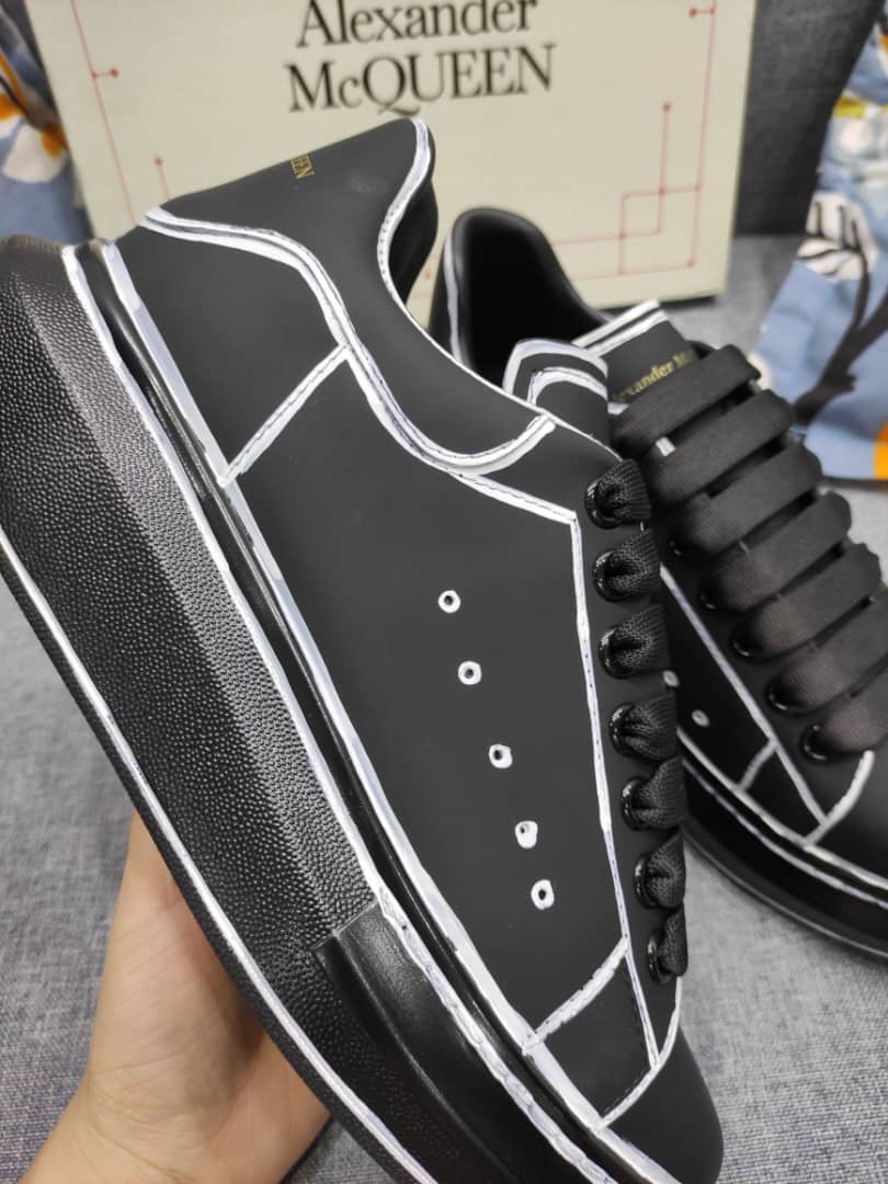 Alexander McQueen Oversized Black White Outline - vstockx