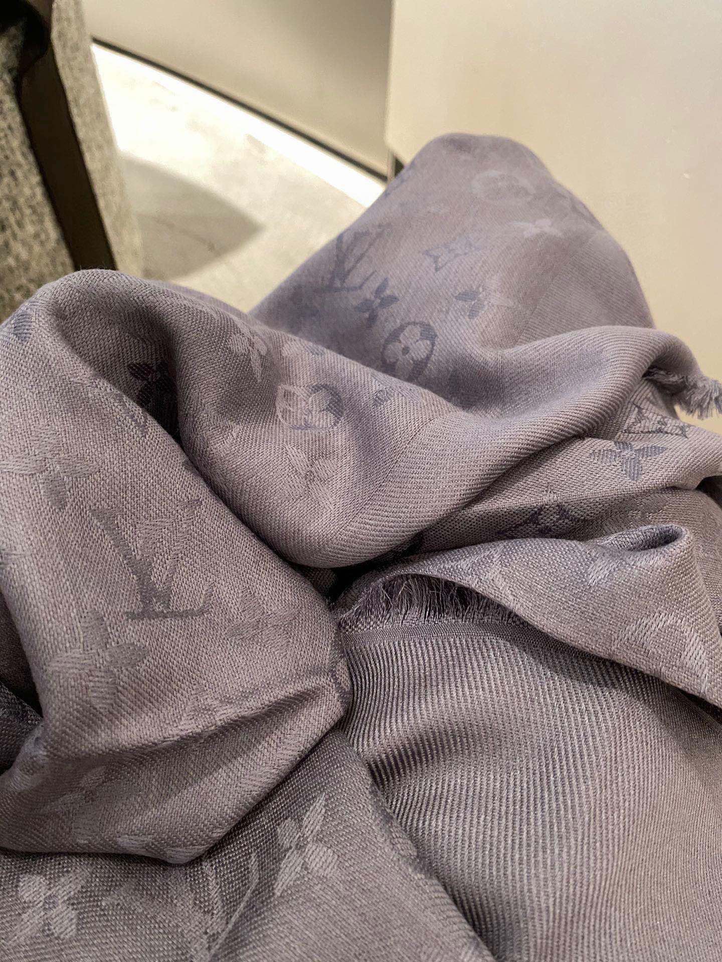 Streetwear Scarf LV 328941 SIZE:140*140cm - vstockx