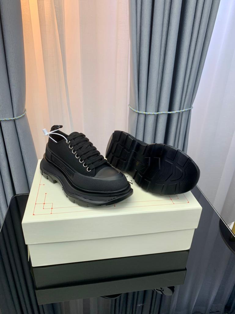 Alexander McQueen Tread Slick Low Lace Up Triple Black - vstockx