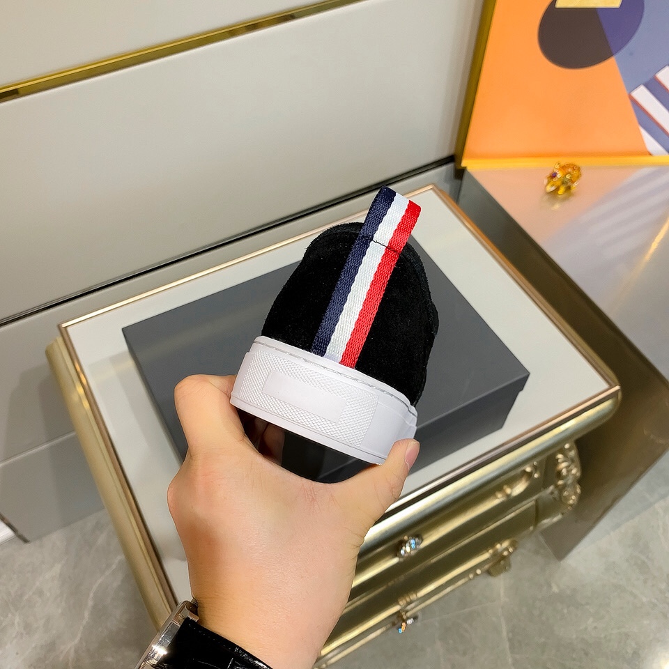 Thom Browne Low Top Sneaker 19 - vstockx