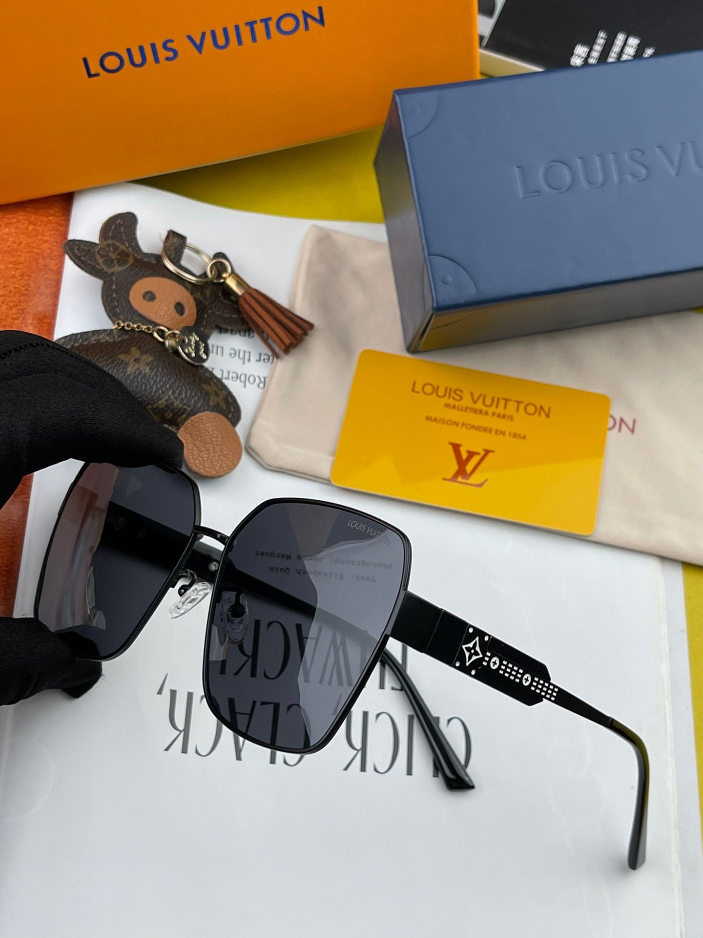 Sunglasses Louis Vuitton L1285 - vstockx