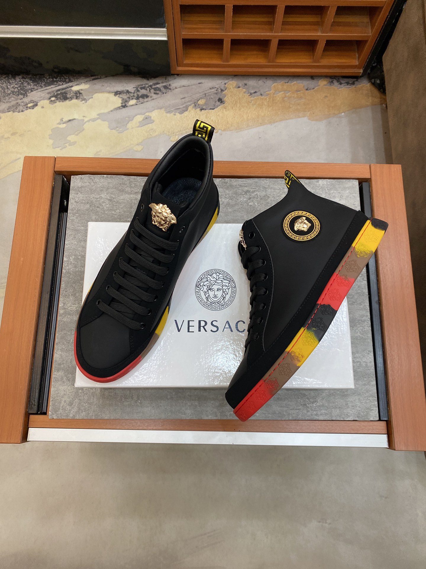 Versace Greca Sneaker 18 - vstockx