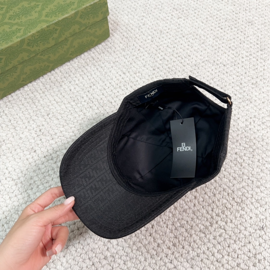 Streetwear Hat Fendi 329353 - vstockx