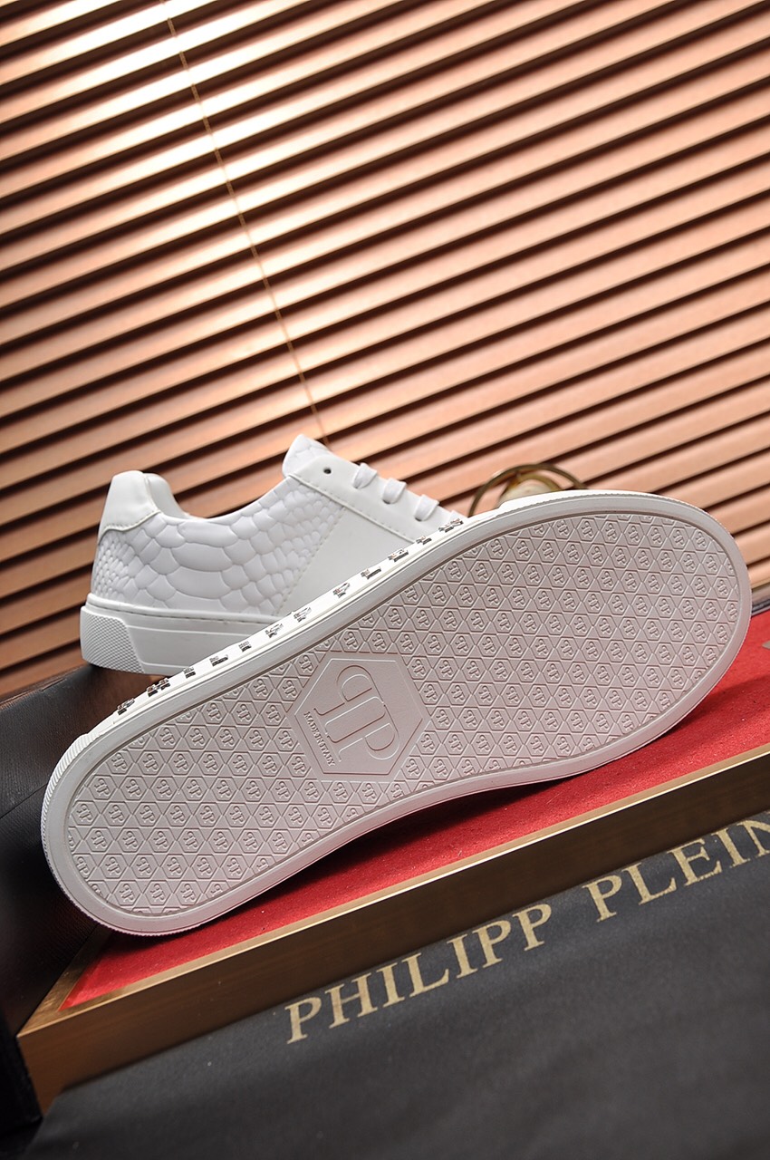 Philipp Plein Low Top Sneakers 17 - vstockx