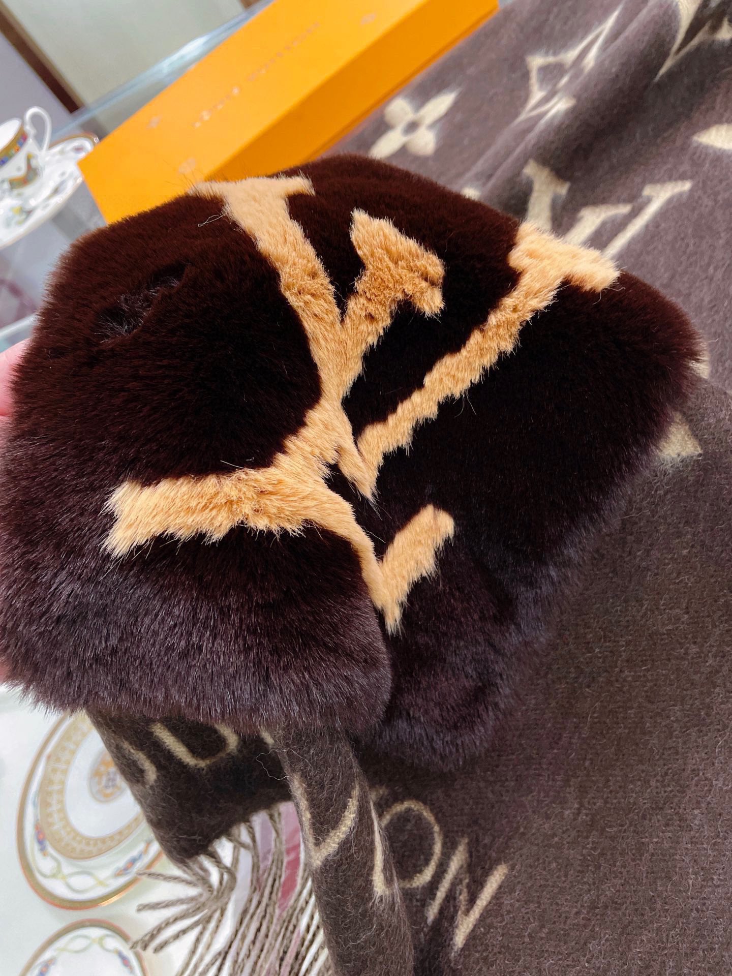 Streetwear Scarf LV 328793 SIZE:190 x 46cm - vstockx