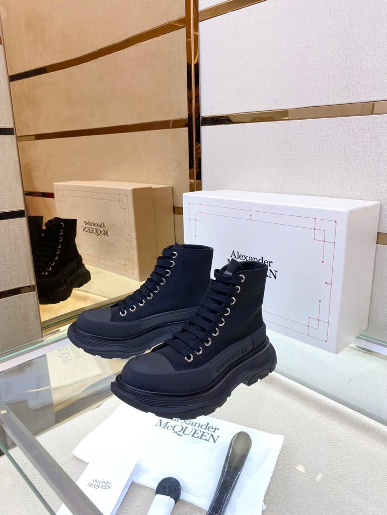 Alexander McQueen Tread Slick Lace Up Boot Black (W) - vstockx