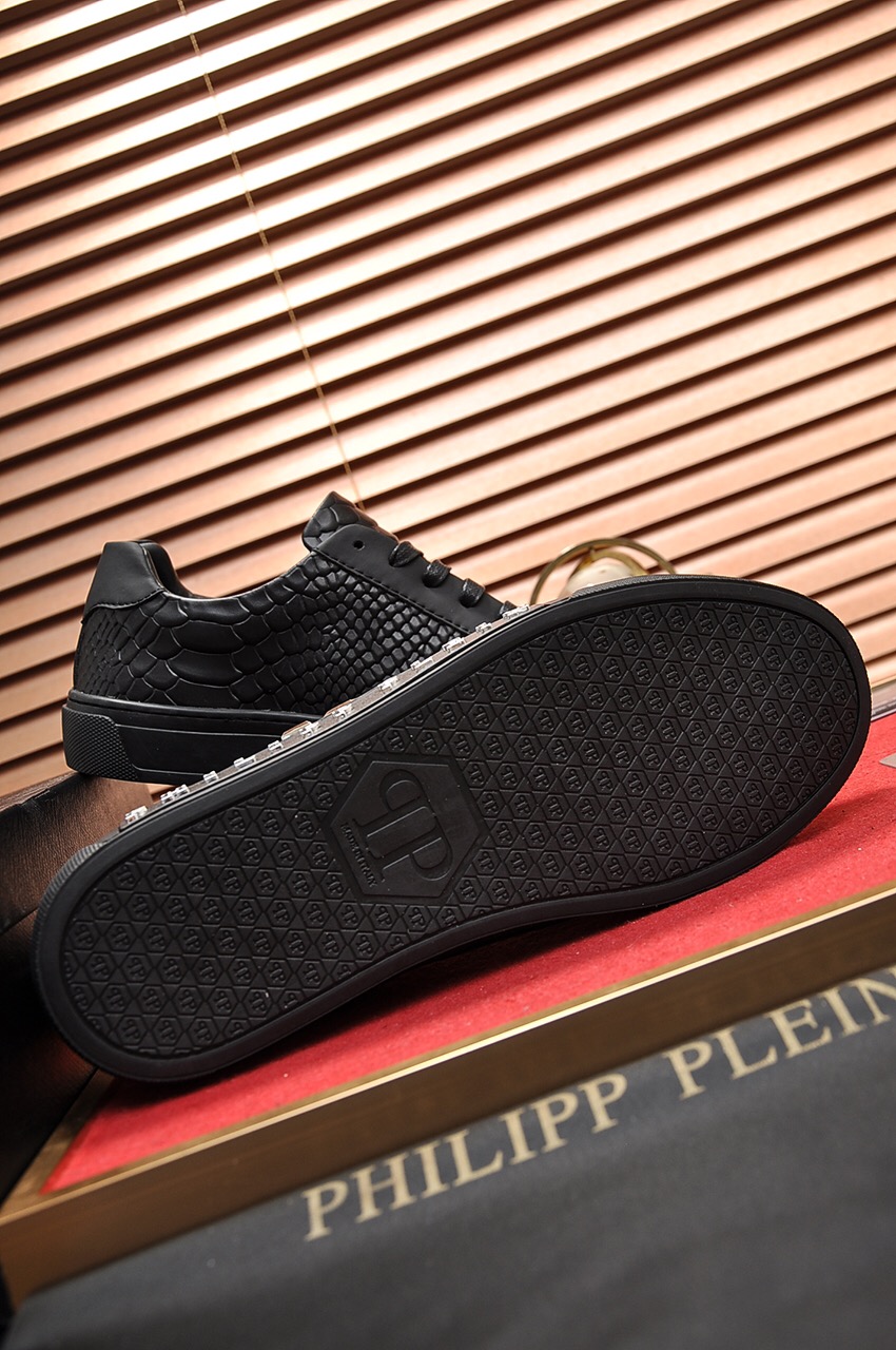 Philipp Plein Low Top Sneakers 16 - vstockx