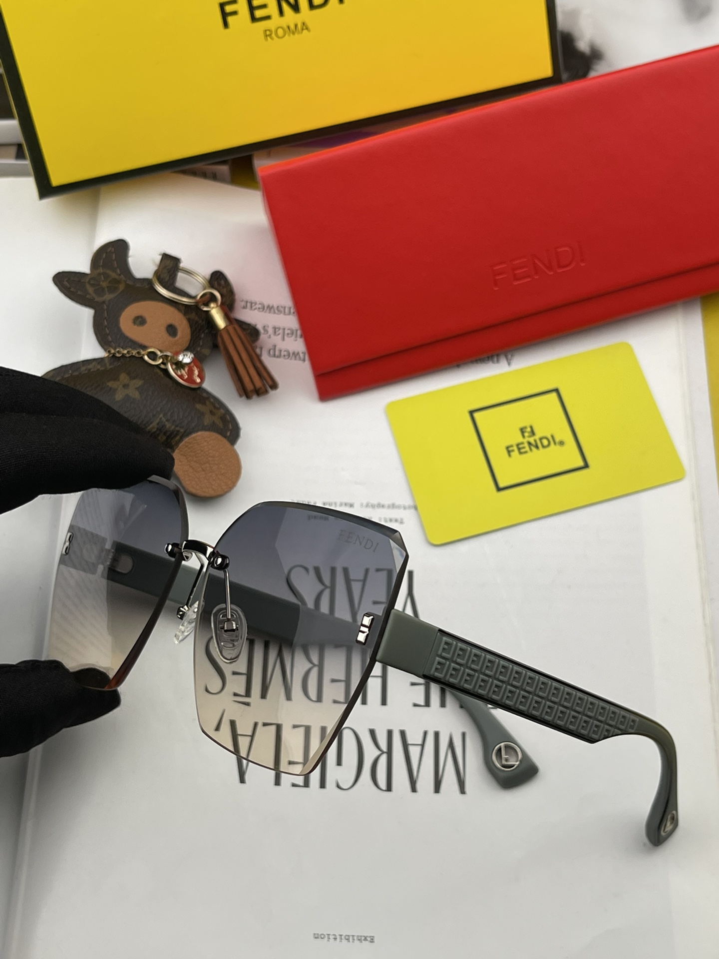 Sunglasses Fendi FD2294 - vstockx