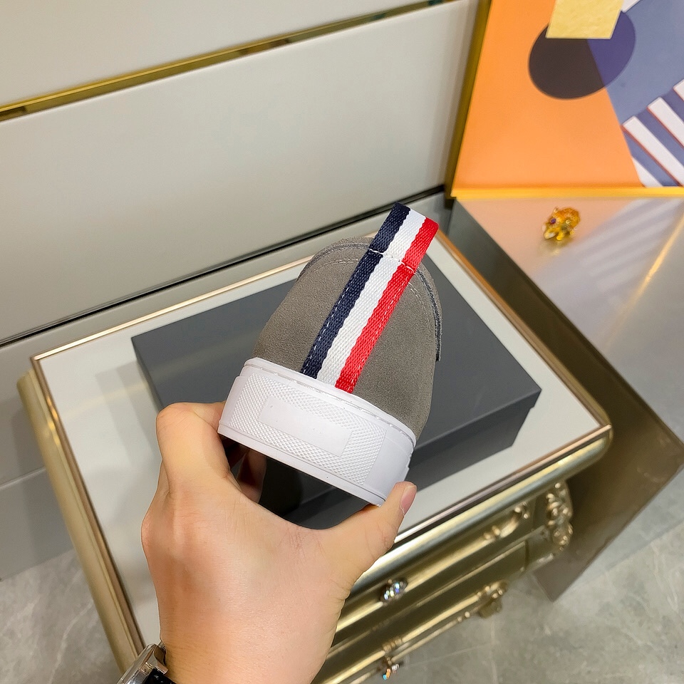 Thom Browne Low Top Sneaker 20 - vstockx