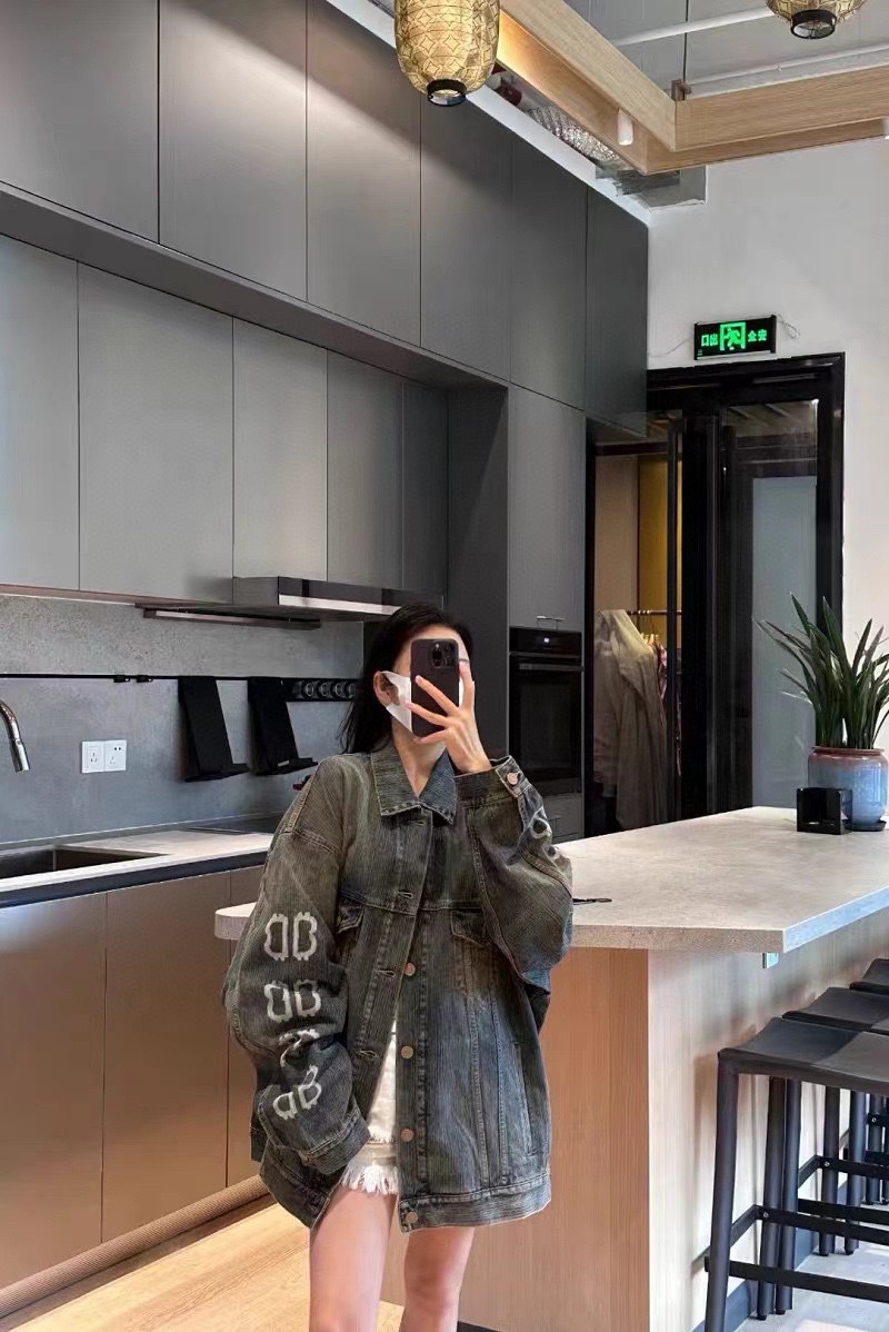 Clothes Balenciaga 137 - vstockx