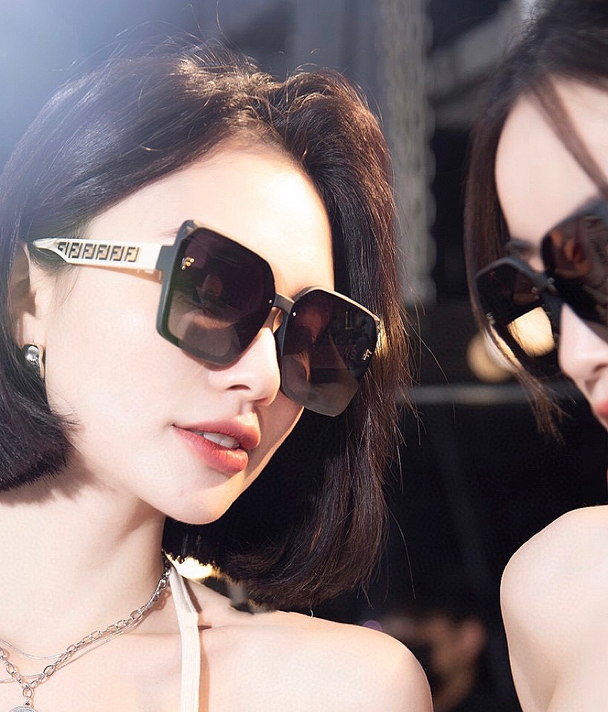 Sunglasses Fendi FD8291 - vstockx