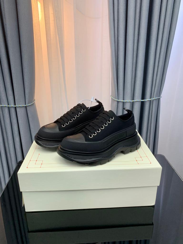 Alexander McQueen Tread Slick Low Lace Up Triple Black - vstockx