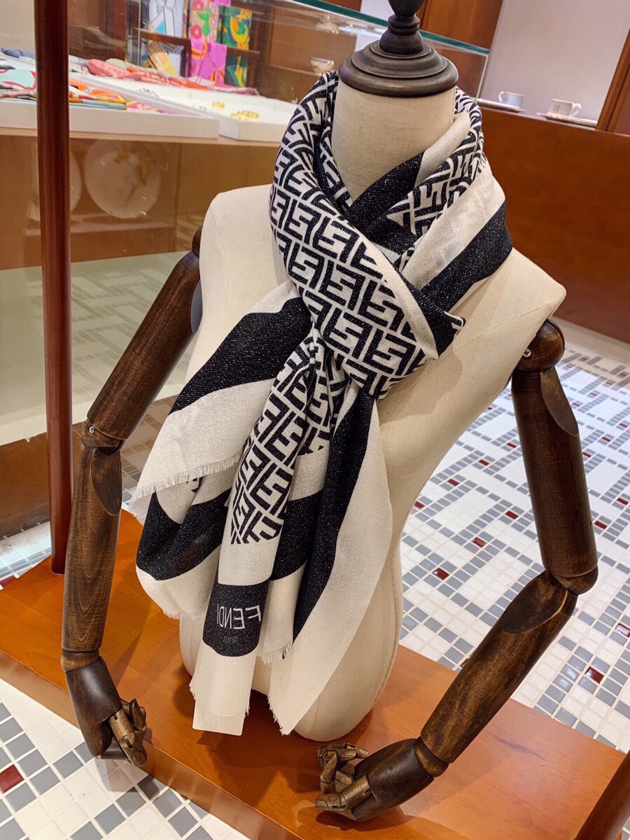 Streetwear Scarf FENDI 329001 SIZE:90cm*90cm - vstockx
