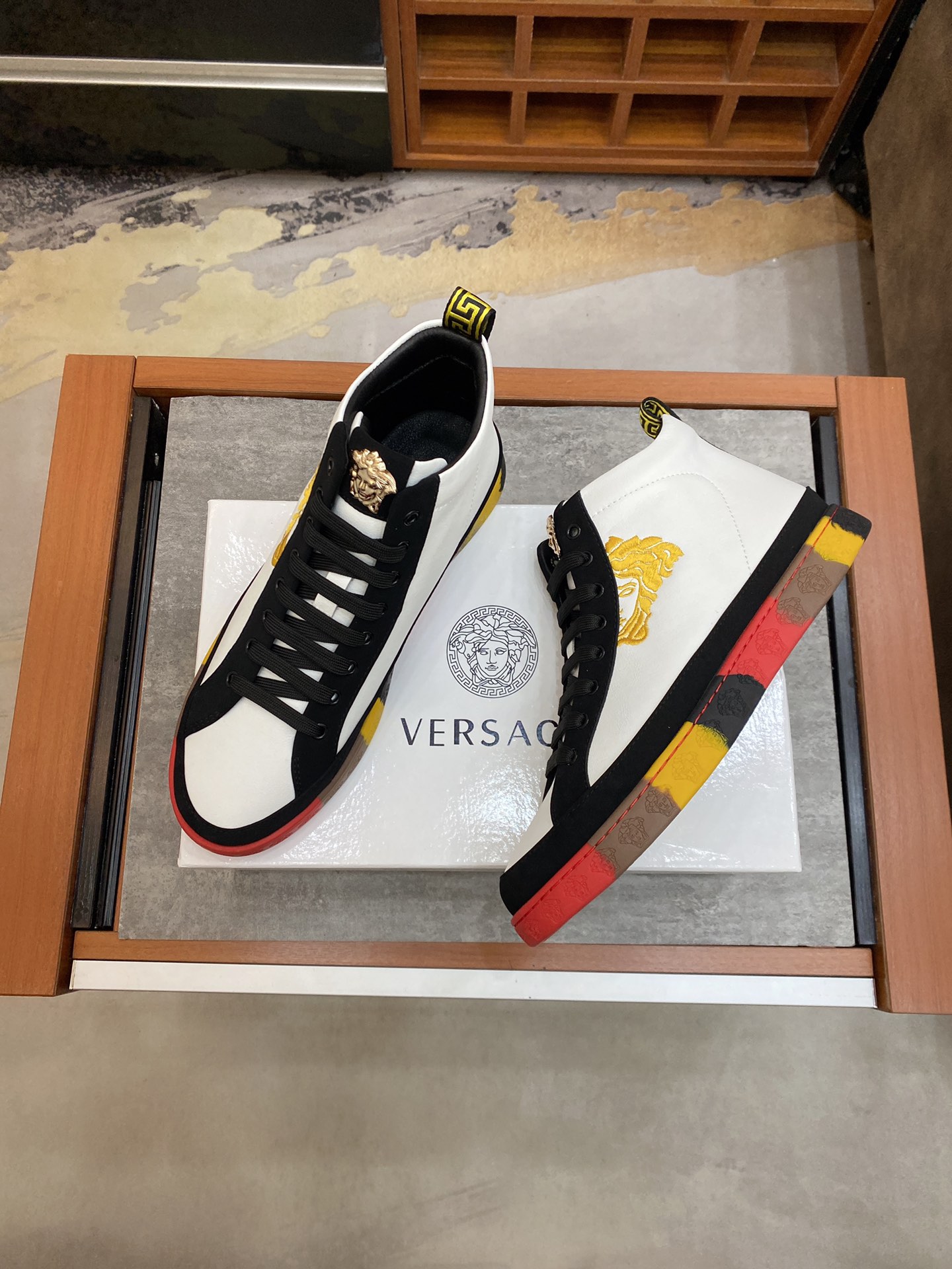Versace Greca Sneaker 20 - vstockx