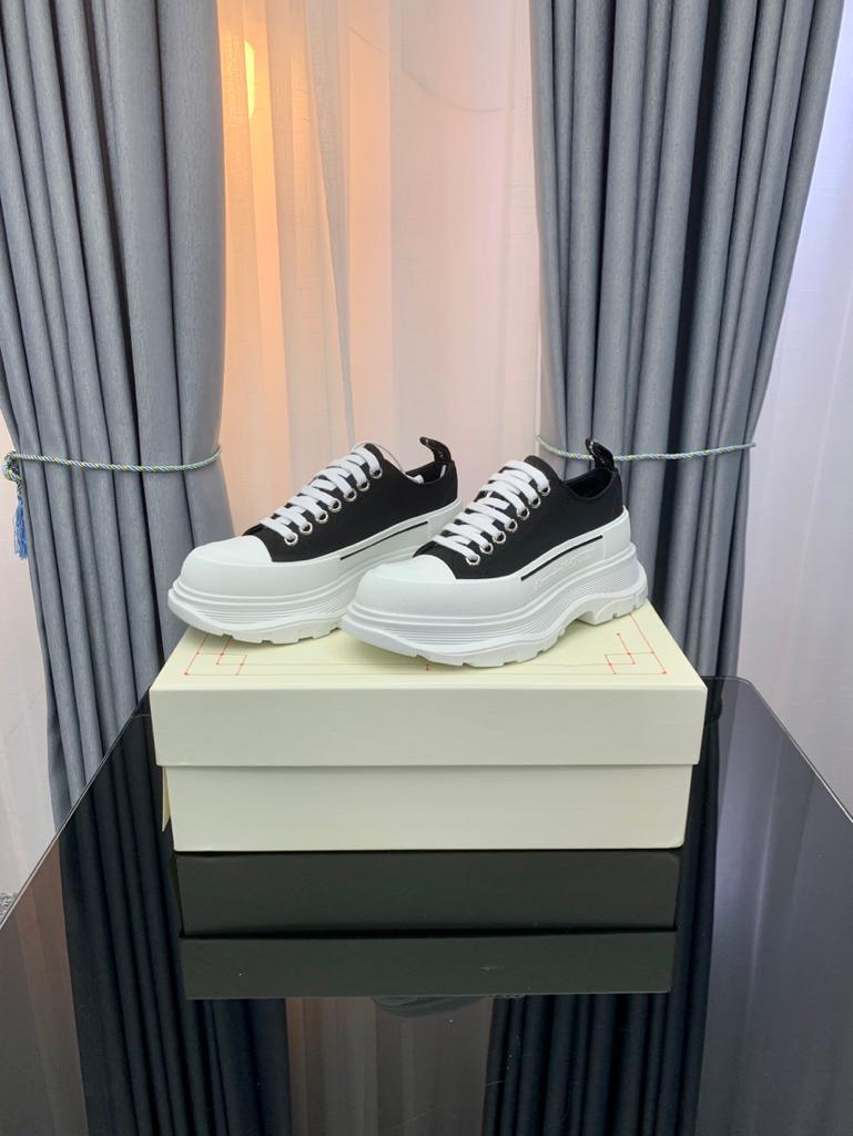 Alexander McQueen Tread Slick Low Lace Up Black White - vstockx