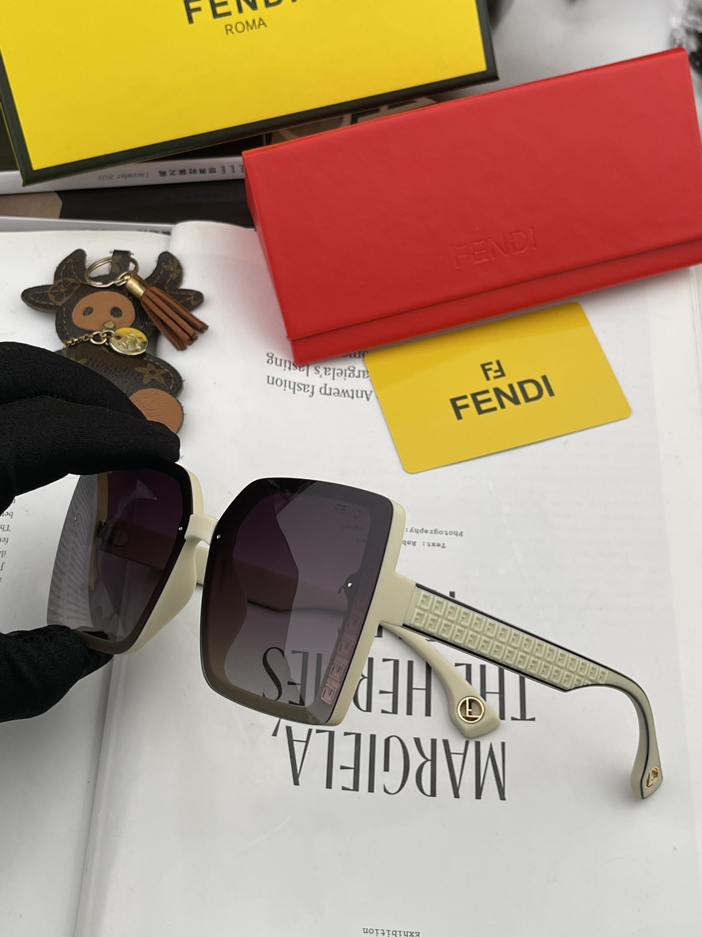 Sunglasses Fendi FD1970 - vstockx