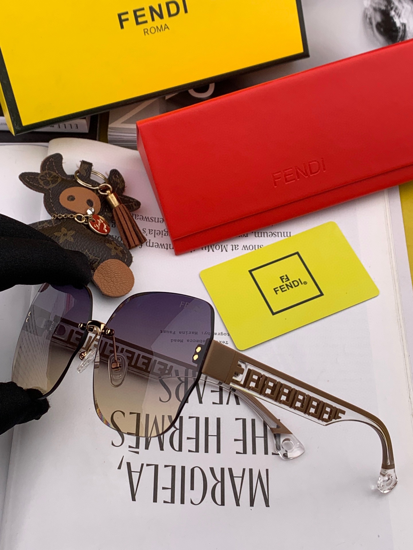 Sunglasses Fendi FD8220 - vstockx