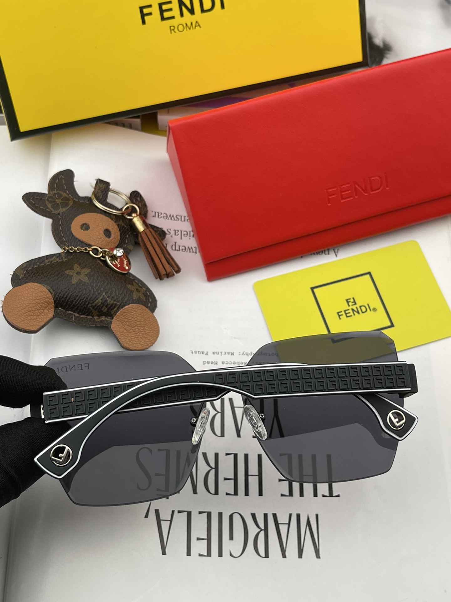 Sunglasses Fendi FD2294 - vstockx