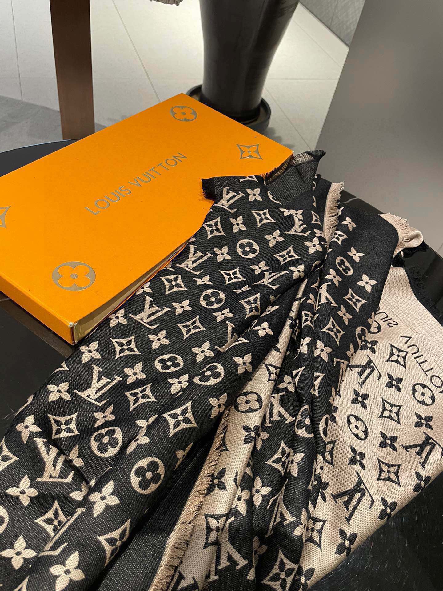 Streetwear Scarf LV 328954 SIZE:70*200cm - vstockx