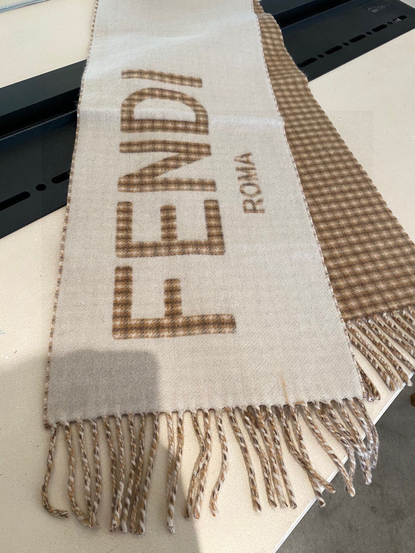 Streetwear Scarf FENDI 328930 SIZE:30*180cm - vstockx