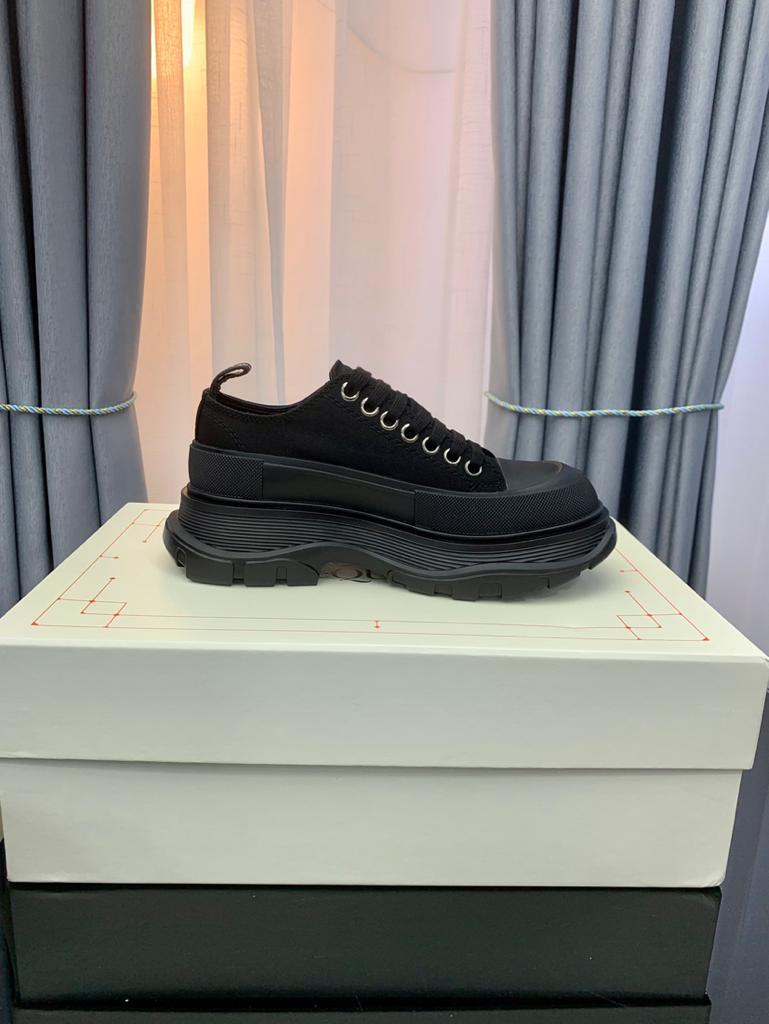 Alexander McQueen Tread Slick Low Lace Up Triple Black - vstockx