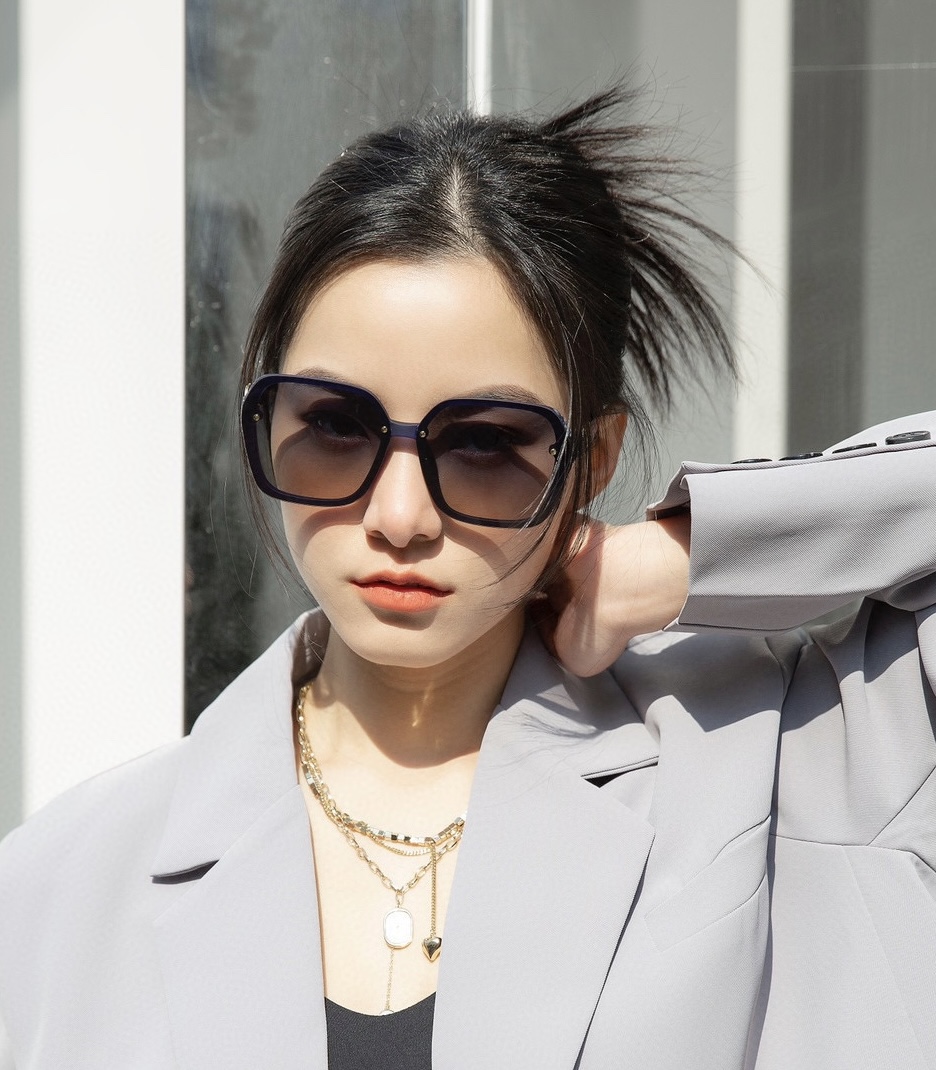 Sunglasses Gucci G7207 - vstockx