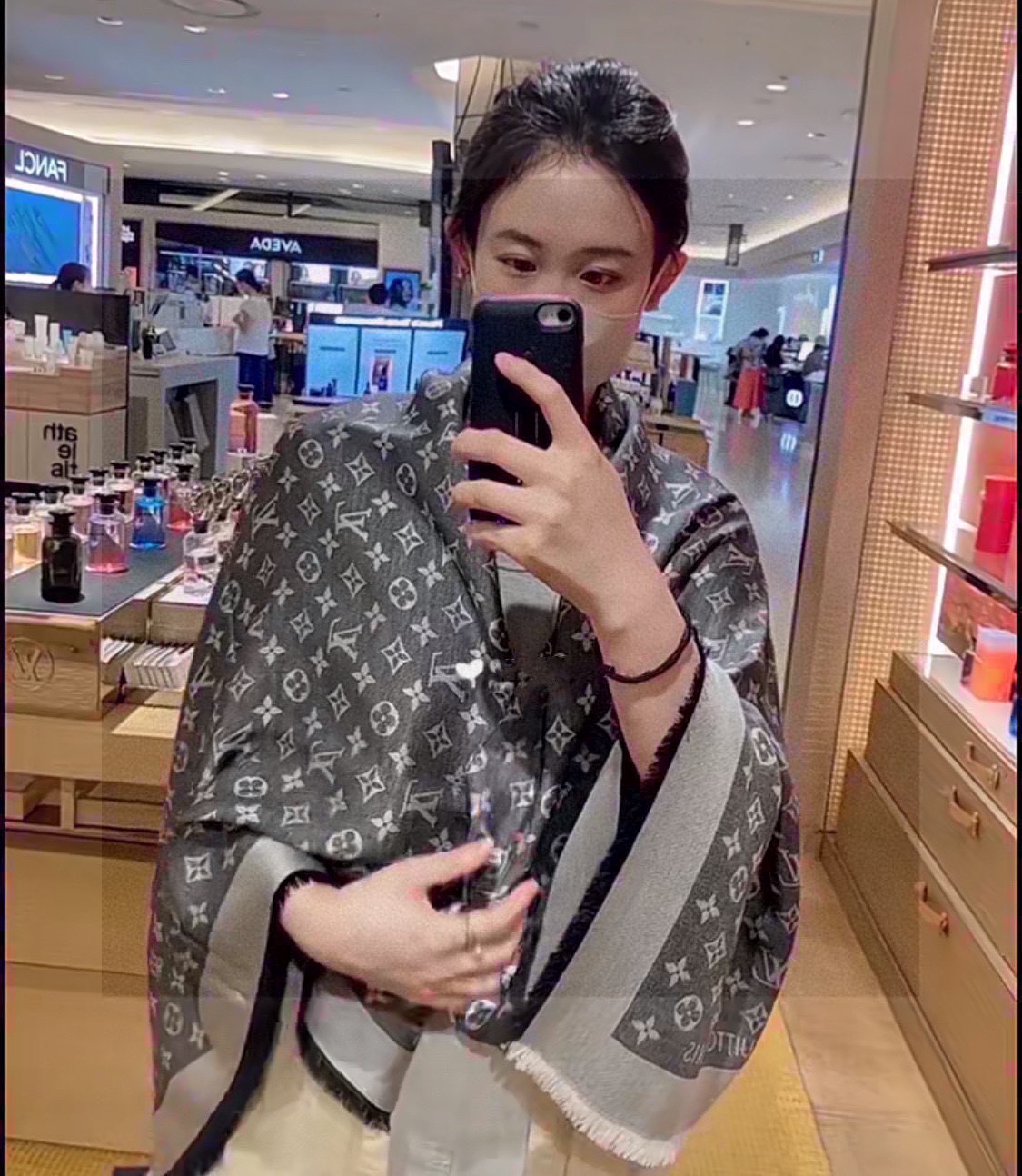 Streetwear Scarf LV 328946 SIZE:140*140cm - vstockx