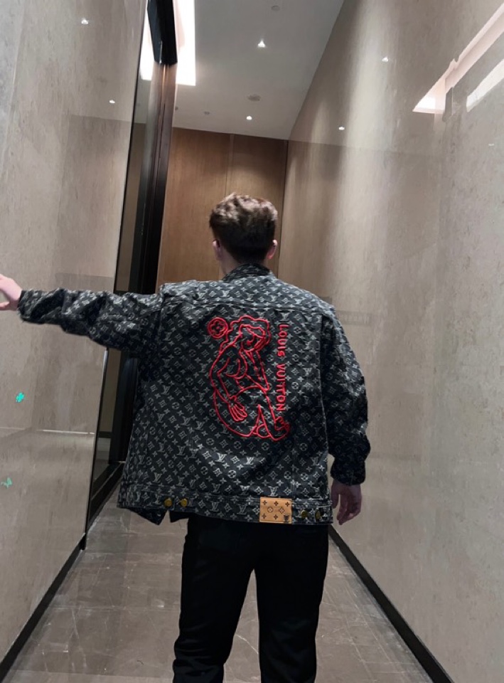Clothes Louis Vuitton 1327 - vstockx