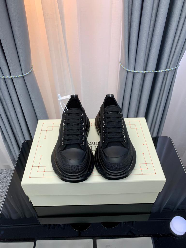 Alexander McQueen Tread Slick Low Lace Up Triple Black - vstockx