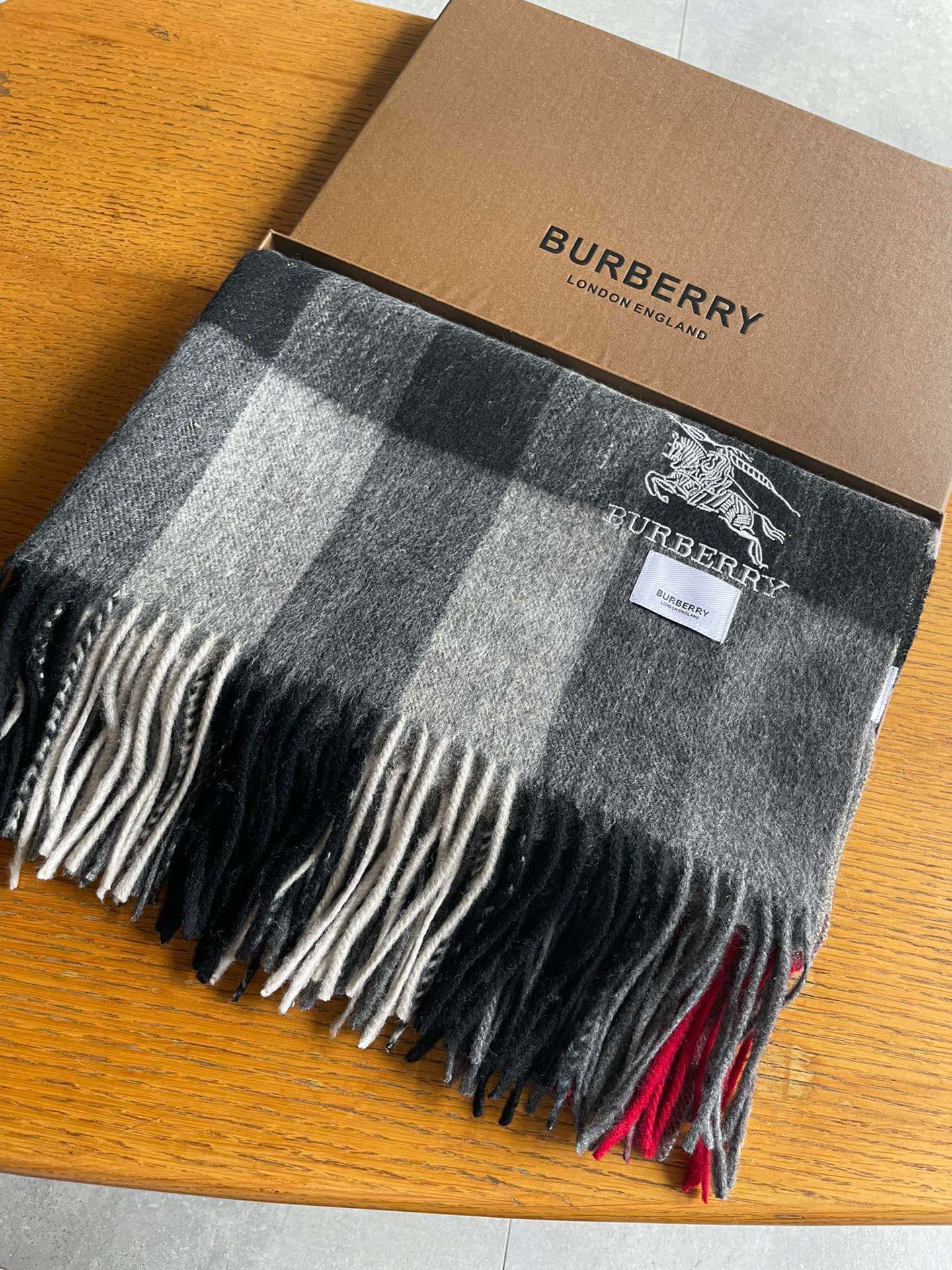 Streetwear Scarf Burberry 329082 size:70*200cm - vstockx