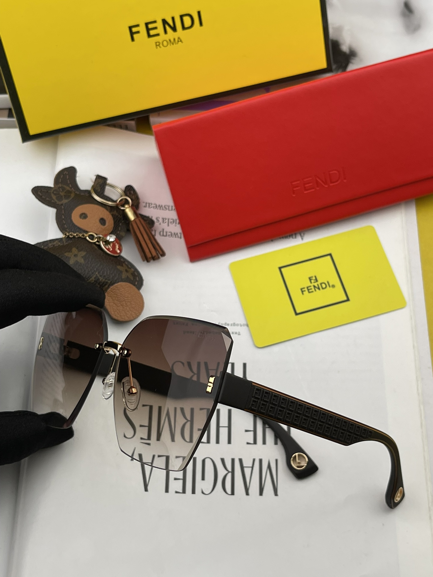 Sunglasses Fendi FD2294 - vstockx